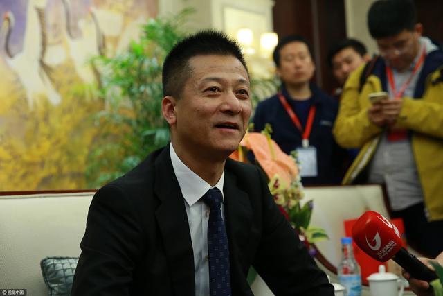 伊娃的母亲夏洛特则是一个热情似火的女人。