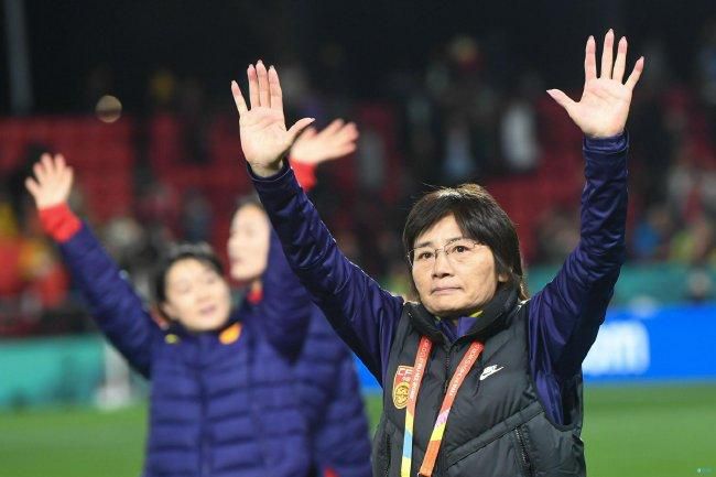 当天，尼子和汉娜两人都是一身休闲穿搭，手里拿着咖啡在街头畅聊漫步。