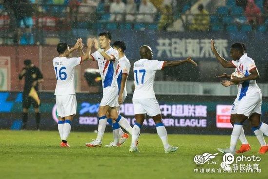 该剧处于传奇影业怪兽宇宙中，设定在《哥斯拉2：怪兽之王》里哥斯拉和泰坦巨兽大战后夷平了旧金山，面对巨大的威 《间谍的遗产》改编剧集！