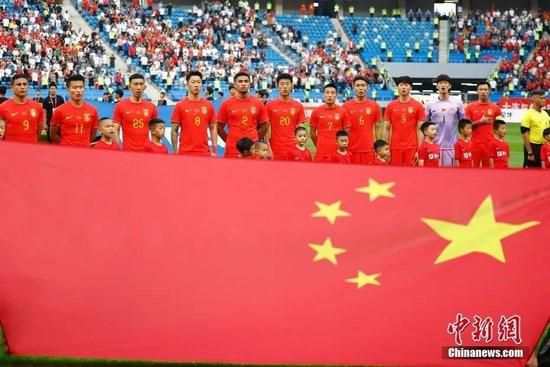 《暗杀》枪战剧照 全智贤河正宇持长枪场面惊险 2015-07-09 即将于7月22日在韩国首映的《暗杀》日前公开了一组剧照，主演全智贤、河正宇、赵镇雄各自手持长枪，身陷枪战，紧张的氛围也吸引了观众的眼球。