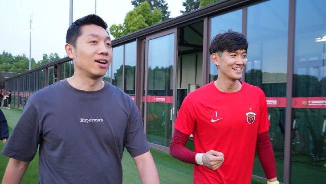 《门锁》单日票房928万，《铁道英雄》单日票房597万，走势保持稳定，位 《扬名立万》破7亿 《古董局中局》蝉联日冠 2021-12-05 12月4日周六，全国院线总票房1.39亿，较前日上涨63.72%。