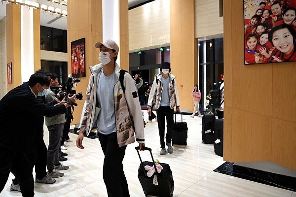初来乍到的皮特不放过任何一个表演的机会，他在各种情景剧、电视剧、广告片中跑龙套。