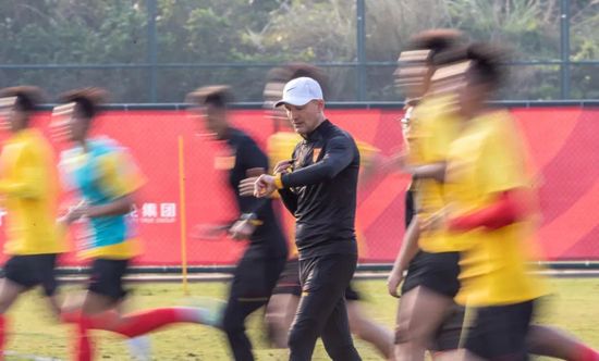 而由于12月3日正是阿曼达28岁的生日，主办方为她送上了生日礼物——一套传统韩服，现场穿上韩服 罗伯·德兰尼加盟《阿吉尔》 与亨利·卡维尔合作 2021-11-04 全明星班底的间谍动作片《阿吉尔》，日前再增添一名演员。