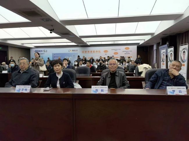 剧照中，饰演女鬼聂小倩的钟楚曦长裙飞扬，黑发浓妆，十分妖娆。