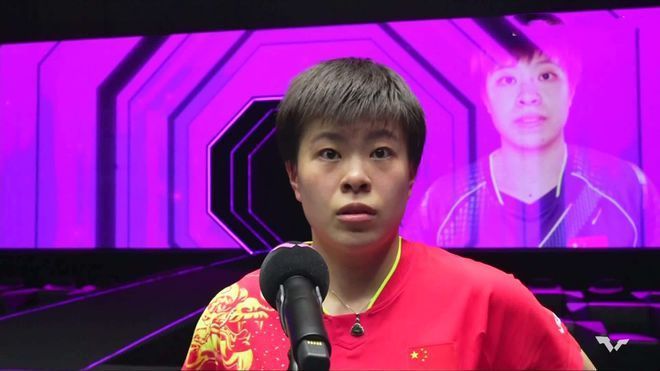 朱莉订婚后首亮相灿笑不止 秀硕大订婚戒晒幸福 2012-04-17 安吉丽娜·朱莉与布拉德·皮特这对“老夫老妻”终于订婚了，这对两个人的粉丝来说真是个喜讯，虽然婚期还没有透露，不过关于婚礼的地点甚至礼服的品牌等等都瞬间谣言四起。