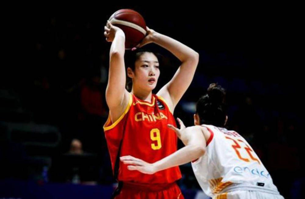 ”尤其是那场直击观众内心的“血泪戏”，叶攀站在讲台上面对铺天盖地的言论和质疑，眼神从震惊、慌乱再到倔强、坚定，表演克制内敛却暗流涌动。
