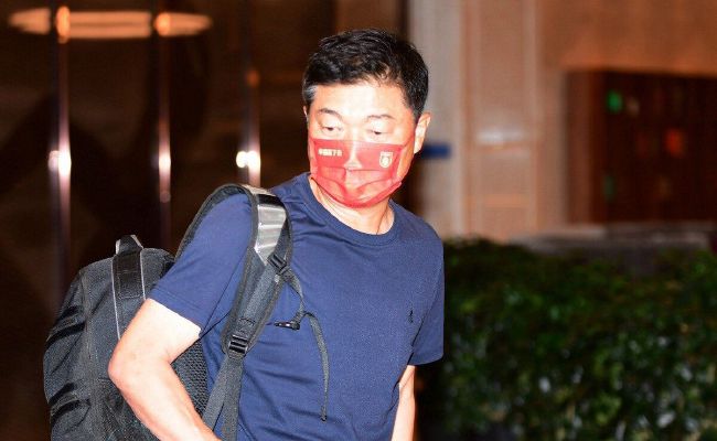 我们依然看到那标志性的霓虹灯与小巷、拥挤驳杂的城寨式居民大楼，依然能够识别那香港令人眩晕的黑夜——但在一层雪幕之下，一切又变得如此不同。