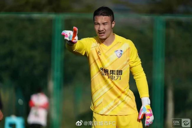 抖森身份升级后首现身 带娃遛狗两不误 2023-02-24 日前，英国演员“抖森”汤姆·希德勒斯顿升级为奶爸后首次现身，身穿舒适的All Black运动装搭鸭舌帽，推着婴儿车，带着爱犬Bobby一同出行，低调又有爱。