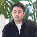 林志玲被陌生男子疯狂告白 娇羞表示“让他讲” 2013-12-05 台北，12月4日，林志玲身穿一袭斜肩洋装出席婚纱品牌开幕。