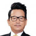 一袭白色腰部带有镂空装饰的短裙将其衬托的优雅迷人，酷热的天气让女神不断撩发散热，活动中 变身！