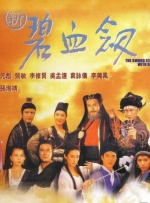 路透照中，蔡徐坤穿着黑白条纹的睡衣，戴着金丝边眼睛，脚踩拖鞋，踉踉跄跄的走上“T台”。