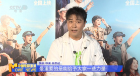 中国地产大亨任志强在现场与美女主持沈星亲密合影。
